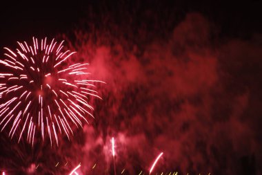 Gece gökyüzünde havai fişek gösterisi