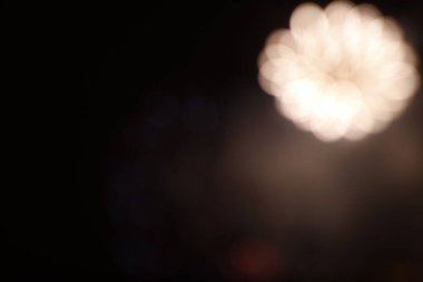 Gece gökyüzünde havai fişek gösterisi