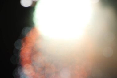 Gece gökyüzünde havai fişek gösterisi