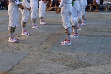 Sokakta Bask halk dansları sergisi