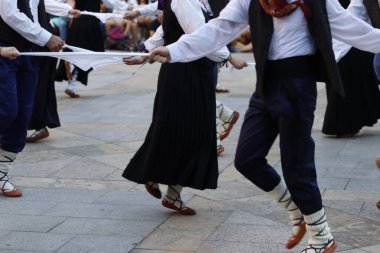 Sokakta Bask halk dansları sergisi