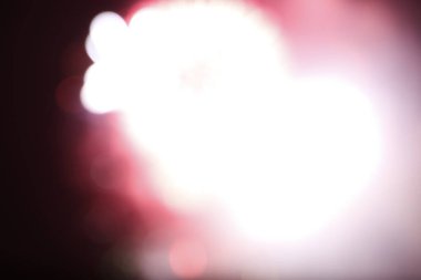 Gece gökyüzünde havai fişek gösterisi