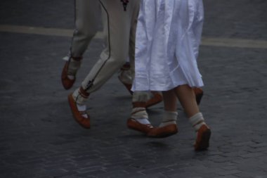 Slovak halk dansçısı bir açık hava festivalinde