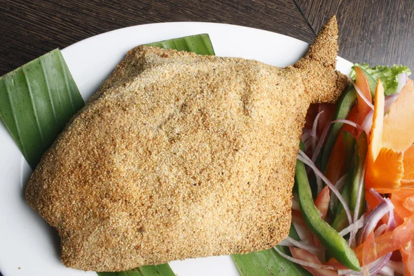 Pur bhara pomfret braten - eine würzige Bengalifischbrut. — Stockfoto