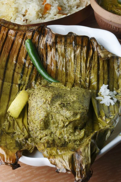 Bhetki paturi - Fisch im Bananenblatt — Stockfoto