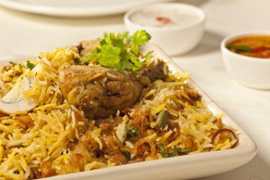 sıcak lezzetli tavuk biryani.