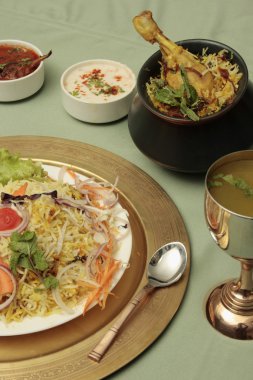 biryani - pirinç, baharat ve sebze veya et ile yapılan bir Hint pilav tabağı