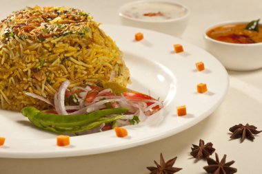 sıcak lezzetli sebze biryani Hindistan.