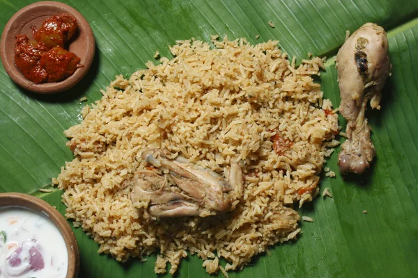 Kerala tarzı biryani - kızarmış tavuk ya da koyun eti ile yapılan biriyani — Stok fotoğraf