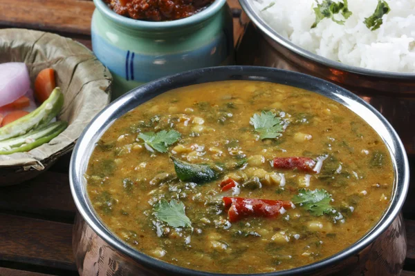 Palak tuvar dal is een pittige spinazie en linzen voorbereiding — Stockfoto