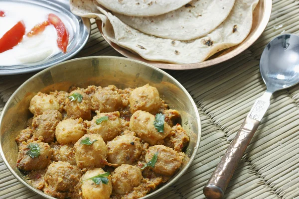 Kashmiri dum aloo is een diepe gebraden baby aardappelen gekookt in yoghurt — Stockfoto