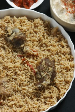 koyun eti gosht biryani - koyun eti ve baharat ile pirinç hazırlama