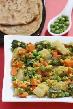 bir çanak dal buğday, mercimek ve taze baharatlar birleşimidir
