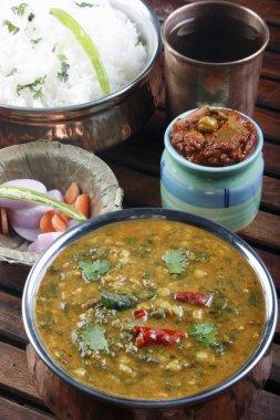 Palak içine dal baharatlı ıspanak ve mercimek hazırlık olduğunu