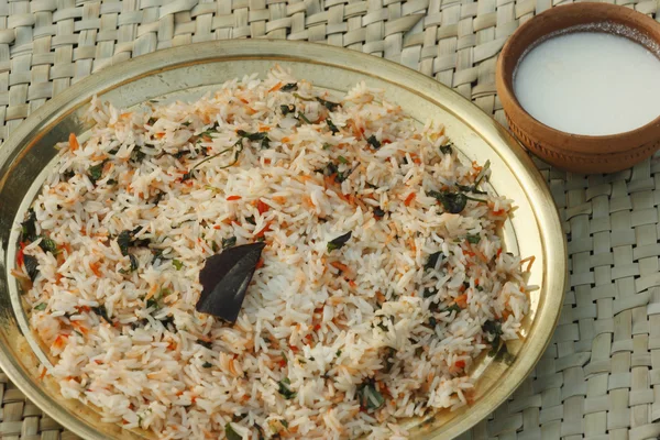 Biryani - Um prato de arroz indiano feito com arroz, especiarias e uma combinação de carne ou vegetais — Fotografia de Stock