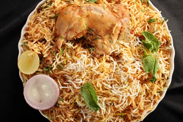 Hyderabadi biryani - een populaire kip of schapenvlees gebaseerd biryani — Stockfoto