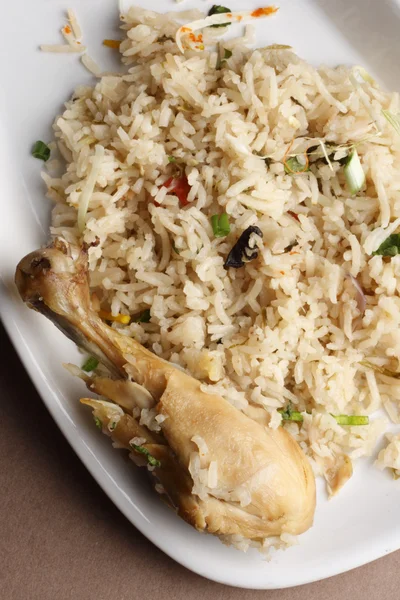 Chicken biryani ist ein Gericht, das auf Basmatireis und Huhn basiert. — Stockfoto