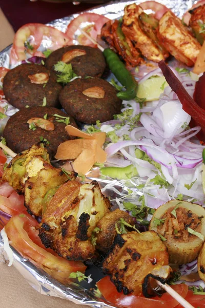 Il piatto di kebab è una miscela di kebab nordindiano non vegetariano — Foto Stock