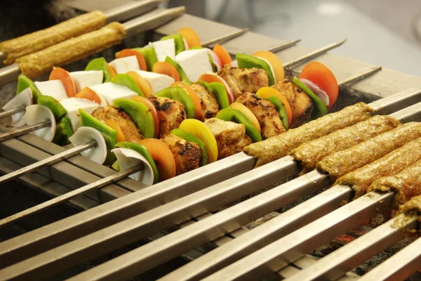 Talerz kebab z grilla — Zdjęcie stockowe