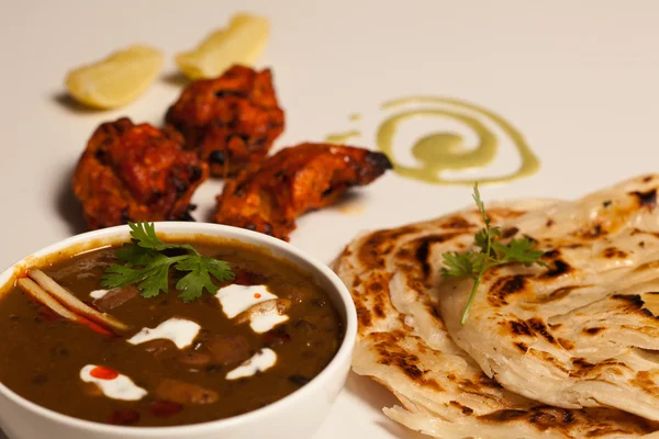 Paratha mit Paneer Masala und Chicken Kebab. — Stockfoto