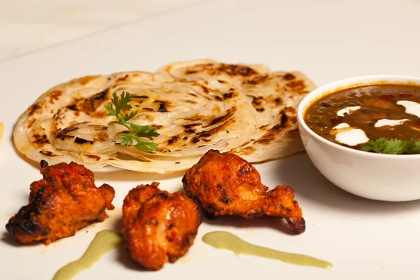 Paratha mit Paneer Masala und Chicken Kebab. — Stockfoto