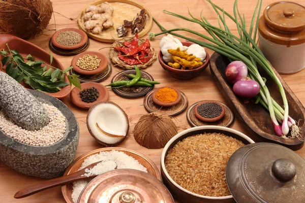 Campuran ingredien adalah kombinasi rempah-rempah, rempah-rempah dan bumbu lainnya — Stok Foto