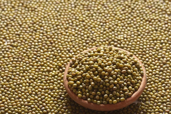 Grama verde inteiro conhecido como moong dal — Fotografia de Stock