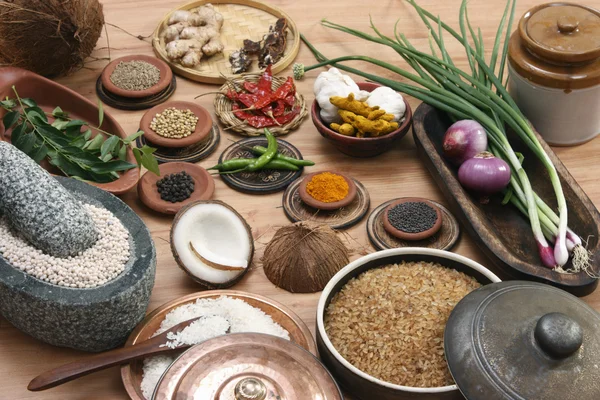 La mezcla de ingredientes es una combinación de especias, hierbas y otros condimentos. — Foto de Stock