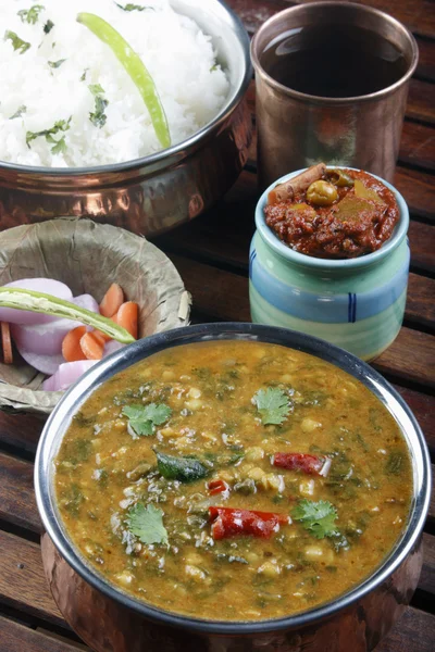 Palak tuvar dal é um espinafre picante e preparação de lentilha — Fotografia de Stock