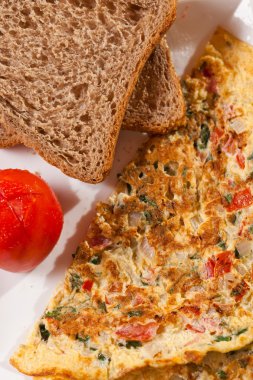 kahverengi ekmek buğday, önemli miktarda yapılmış omlet 