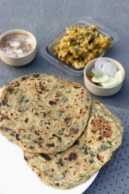 Methi paratha - Çemen ile yapılan dolma gözleme bırakır
