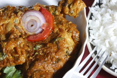 Sindhi tavuk - tavuk pişmiş domates ve soğan sos ile