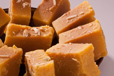 mysore pak-tatlı yemek mercimek unundan yapılmış.