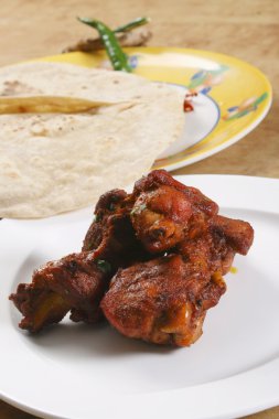 tavuk kebabı - hamur içinde kaydırılan kıyma ve derin kızarmış tavuk