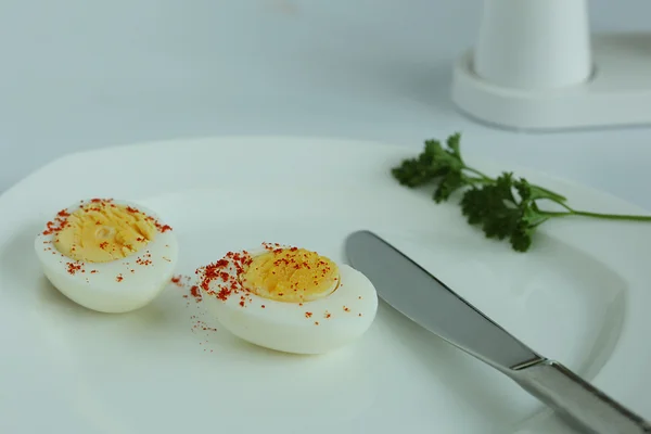 Vařená vejce nakrájené poloviny na bílé plotně — Stock fotografie
