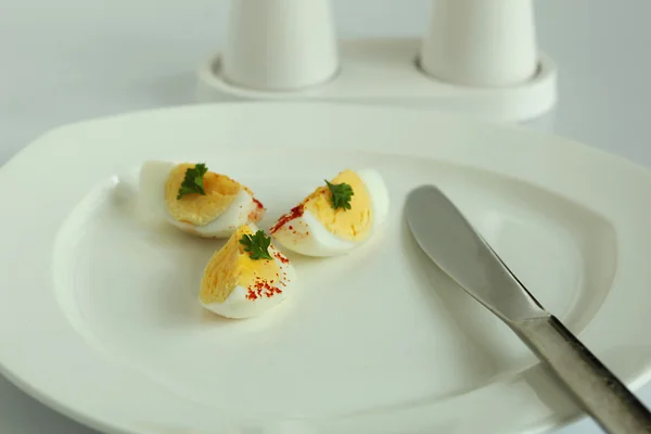 흰 접시에 하드 삶은 계란 조각 — 스톡 사진