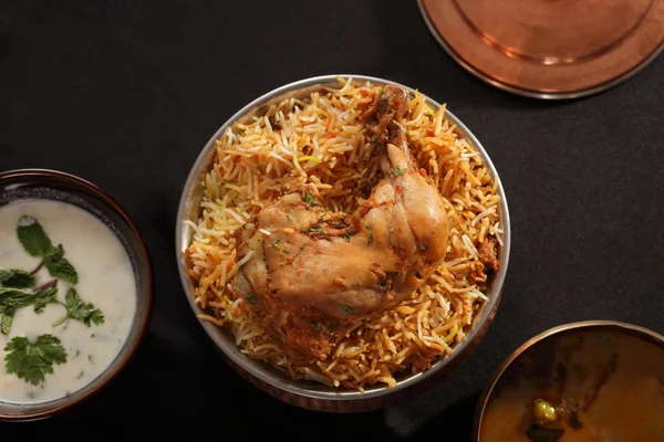 Hyderabadi biryani - популярні курячі або баранини засновані biryani — стокове фото