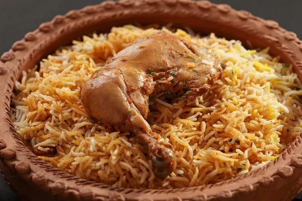 Hyderabadi biryani - ein beliebtes Huhn oder Hammelfleisch-Biryani — Stockfoto