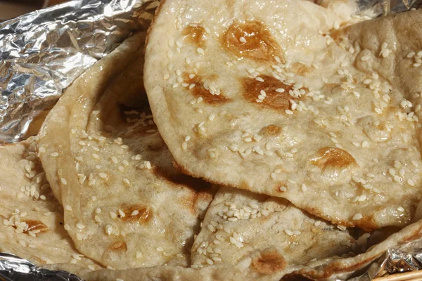Naan - roti bulat yang terbuat dari tepung putih dan dicampur dengan mentega — Stok Foto