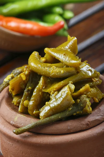 Chiligurke - eine beliebte indische Essiggurke mit Chili oder Mirchi — Stockfoto