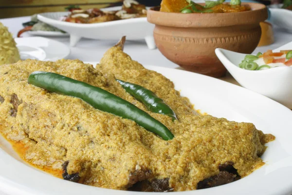 Doi ilish - Hilsa or Ilish Mach is a popular fish dish from east — Stock Photo, Image