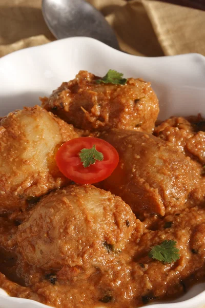 Awadhi dum aloo jest nadziewane ziemniaki gotowane w sosie jedwabisty. — Zdjęcie stockowe