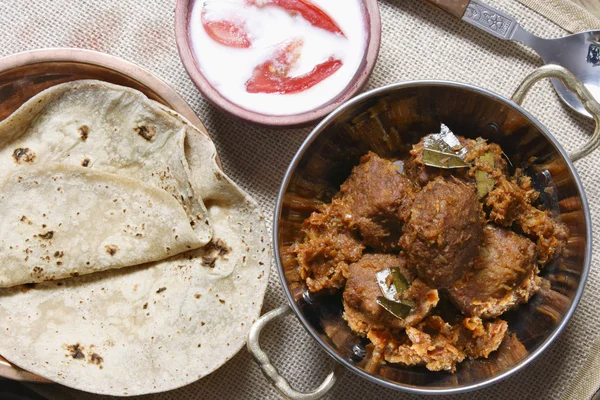 Cachemira dum aloo es una papa frita cocinada en yogur y especias — Foto de Stock