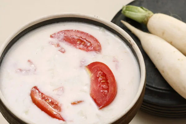 Mooli ka raita es una combinación de mezcla de yogur con especias y rábano rallado —  Fotos de Stock