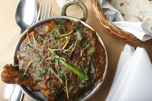 Hühnerwürfel ohne Knochen, gekocht in einem traditionellen Kadhai (Wok)) — Stockfoto