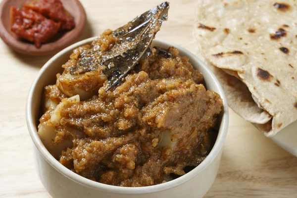 Aloo Pudina Saag - un curry hecho de papas y hojas de menta — Foto de Stock