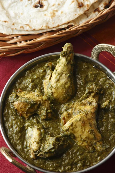 Pollo Saag es un plato no vegetariano del norte de la India —  Fotos de Stock