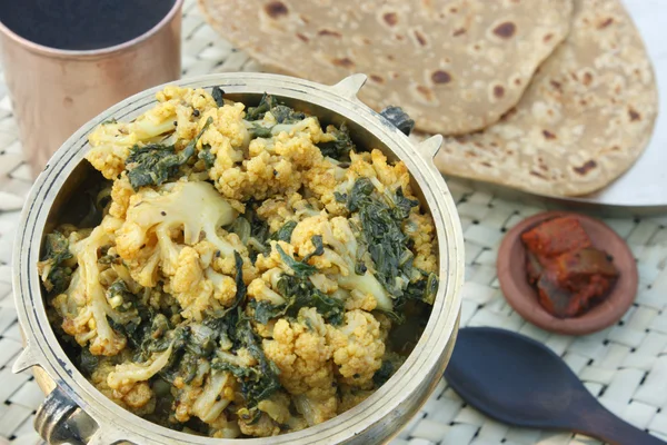 An Indian dish consisting of cauliflower and spinach — Stock Photo, Image