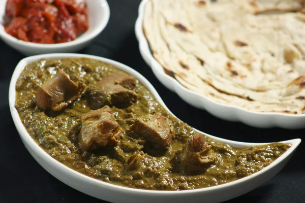 Saag Mutton es un plato no vegetariano del norte de la India —  Fotos de Stock