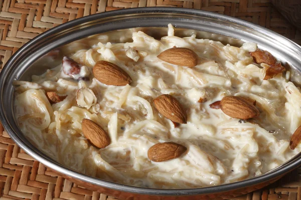 Kheerni es un plato dulce hecho con leche y vermicilli — Foto de Stock